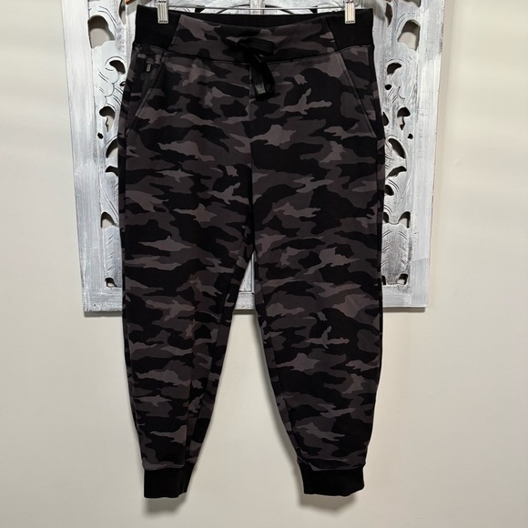 Athleta Triumph Black/Gray Camo Fleece Lined Sweatpants Jogger Petite Inseam - Picture 2 of 9
